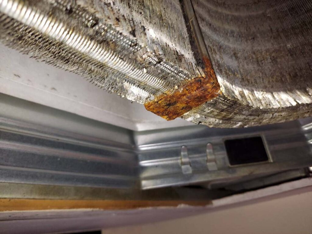 港区ビル 業務用エアコン入替工事|既存機の熱交換器アルミフィンに進行した腐食