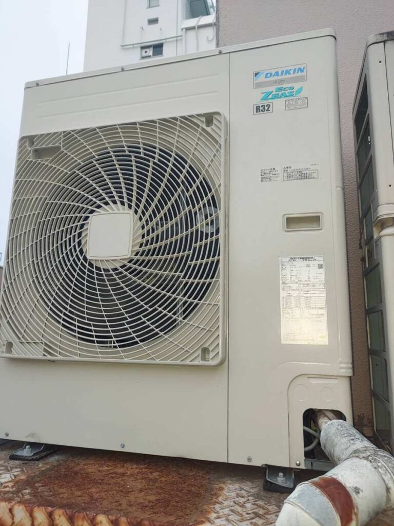 港区ビル 業務用エアコン入替工事|据え付けが完了した新しい室外機