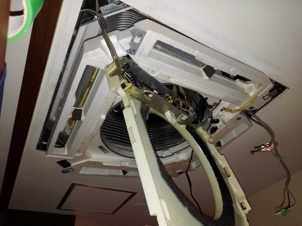 港区ビル 業務用エアコン入替工事|化粧パネルと電装部を取り外した既存室内機