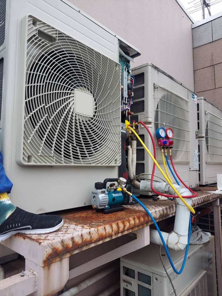 港区ビル 業務用エアコン入替工事|真空ポンプとマニホールドゲージによる真空引き作業