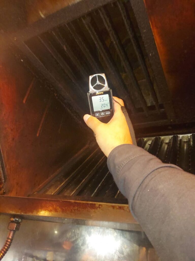 港区ビル 厨房排気ファン交換工事|焼き台フード直下での風速測定