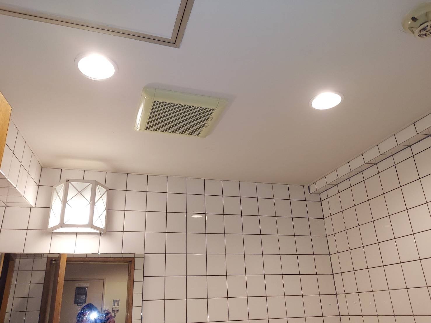 補助金を活用してLED化した洗面所天井|ダウンライトと換気扇