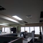 港区ビルのLED照明工事｜施工中のオフィス全景でLED照明が明るく灯る執務環境