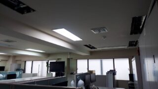 港区ビルのLED照明工事｜施工中のオフィス全景でLED照明が明るく灯る執務環境