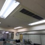 港区ビルのLED照明工事｜LED化後に明るく均一な光でフロア全体を照らす天井照明