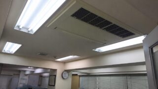 港区ビルのLED照明工事｜LED化後に明るく均一な光でフロア全体を照らす天井照明