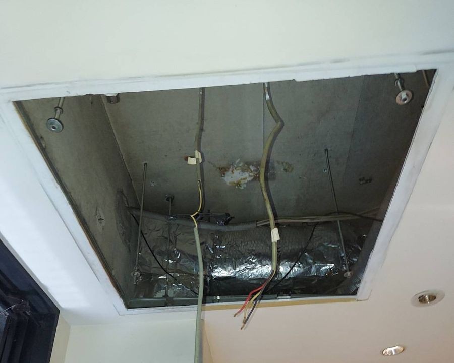 港区ビル 業務用エアコン入替工事|既存機撤去後の天井内部と残置した配管・配線