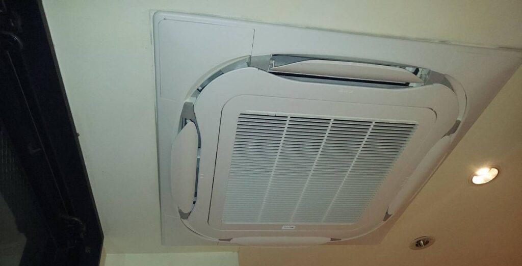 港区ビル 業務用エアコン入替工事|天井カセット形エアコンの設置が完了した状態
