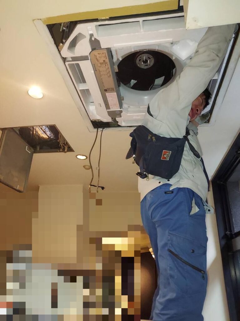 港区ビル 業務用エアコン入替工事|新しい天井カセット形室内機の吊り込み作業