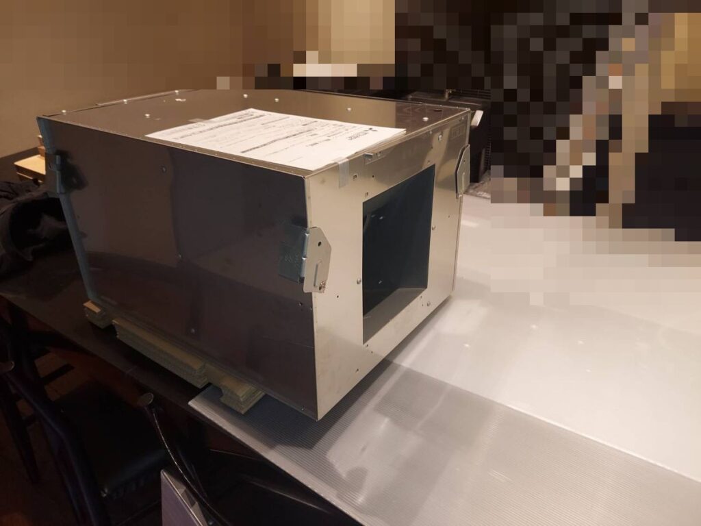 港区ビル 厨房排気ファン交換工事|搬入した新しいストレートシロッコファン本体